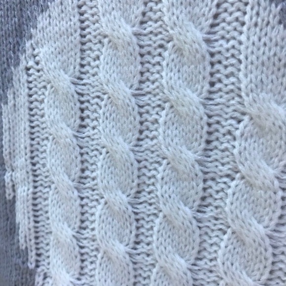 ✨Gray & White Cable Knit Heart Patterned Sweater✨ - Picture 4 of 5